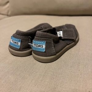 5 toddler grey Tom’s shoes. Unisex.